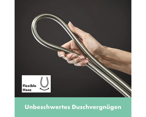 Eine Hand hält einen flexiblen Duschschlauch.