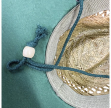 Vue détaillée d''un chapeau de paille avec une mentonnière