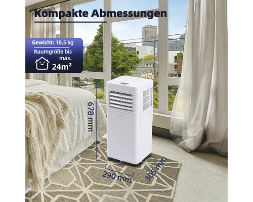 Weißes mobiles Klimagerät im Schlafzimmer mit Fenster