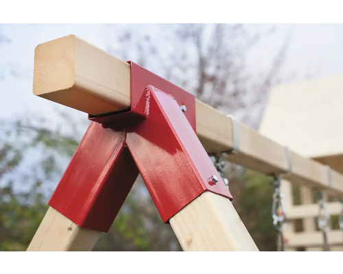 Detailansicht einer Schaukelkonstruktion mit roter Metallverbindung und Holzpfosten