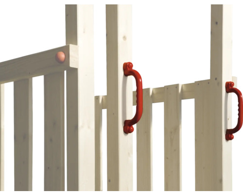 Detailaufnahme eines Spielturms mit roten Griffen und Holzgeländer