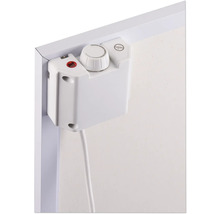 Vue détaillée d''un radiateur avec thermostat et témoin lumineux