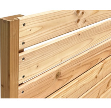 Clôture en bois fixée avec des vis