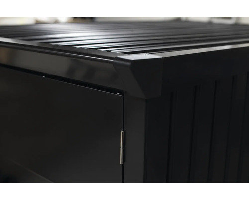Detailansicht einer schwarzen Gartenbox mit Lamellendeckel und Tür
