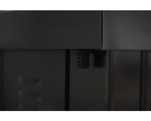 Detailaufnahme eines Möbelstücks mit Nivellierfuß zur Höhenanpassung.