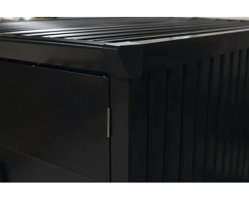 Detailansicht eines Geräteschranks mit Tür, Lamellendach und Eckverbindungen.