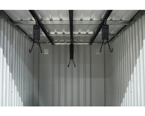 Innenansicht eines Gerätehauses mit montierten Fahrradaufhängungen