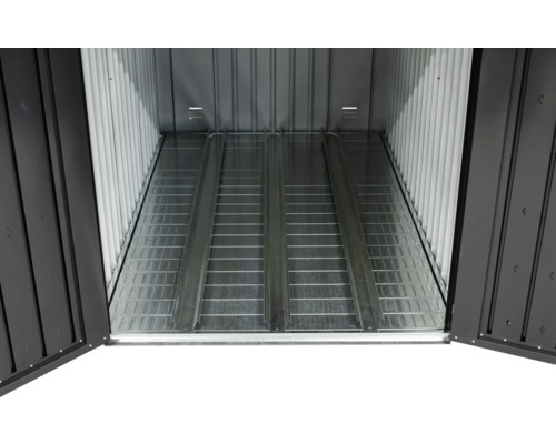 Innenansicht eines Gerätehauses mit Bodenplatte