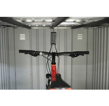 Fahrradaufhängung mit aufgehängtem Fahrrad im Metallschuppen