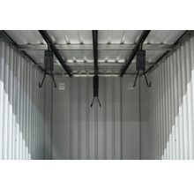 Innenraum eines Gerätehauses mit Fahrradaufhängung an der Decke