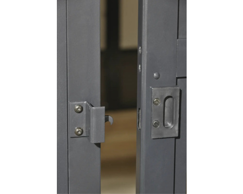 Detailansicht eines Torschlosses mit Riegel