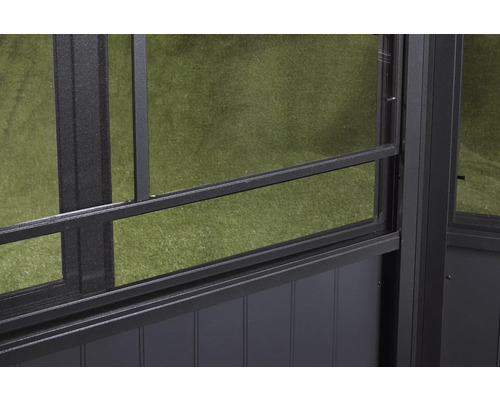 Detailansicht eines Pavillons mit Fenstergitter