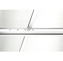 Gros plan sur une construction de serre avec cadre en aluminium et vis