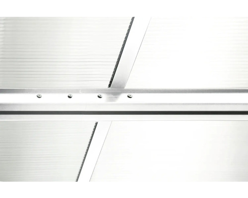 Gros plan sur une construction de serre avec cadre en aluminium et vis