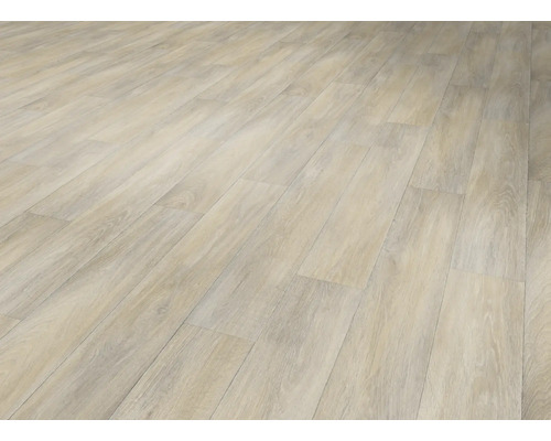 Installation d''un plancher stratifié clair avec aspect bois.