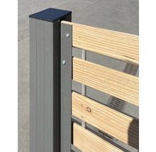 Detailansicht eines Zaunelements mit Pfosten aus Metall und Holzelementen