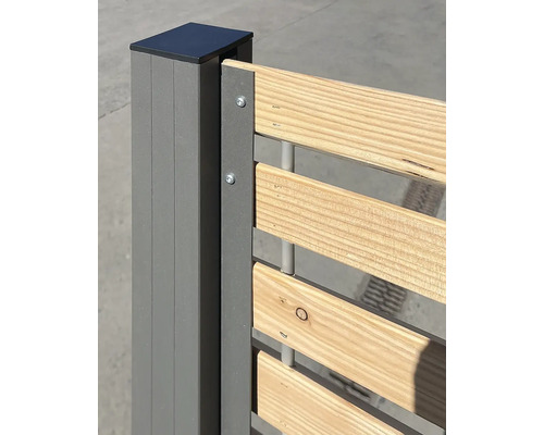 Detailansicht eines Zauns mit Holzlatten und Metallpfosten