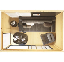 Vue de dessus d'un salon avec canapé, fauteuil, tables et fenêtres dans une maison en bois