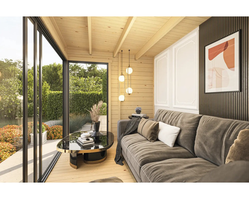 Sauna de jardin lumineuse avec canapé, table et éclairage