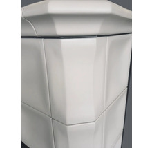 Detailansicht eines weißen Kaminofens mit Keramikverkleidung