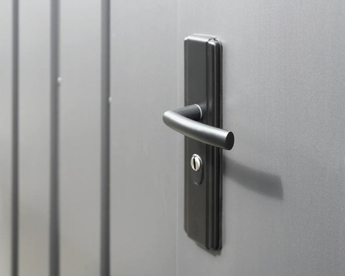 Porte métallique avec poignée et serrure