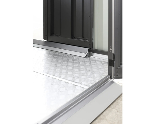 Vue détaillée de l''entrée d''un abri de jardin avec plaque de base