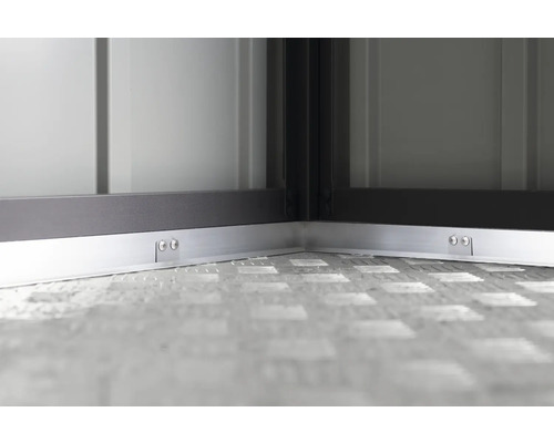 Vue détaillée du sol et du mur d''un abri de jardin