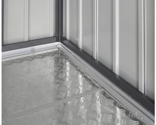 Gros plan d''un coin de cabane de jardin avec plaque de sol et éléments muraux