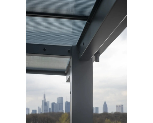 Vue détaillée d''un toit de terrasse avec des éléments transparents et une vue sur la ville.