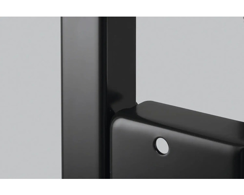 Detailaufnahme eines schwarzen Metallregals mit Befestigungslöchern