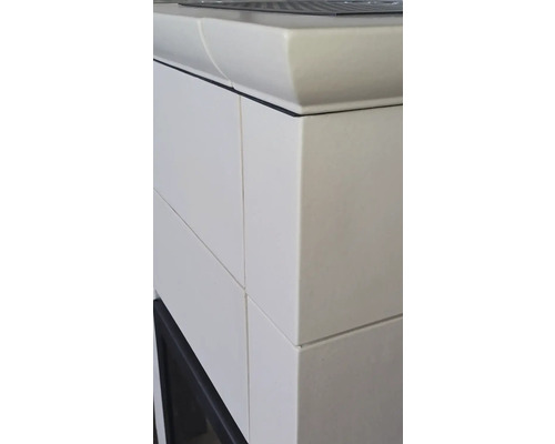 Detailansicht eines weißen Kamins