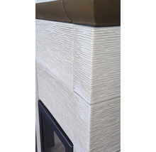 Detailansicht eines Kaminofens mit horizontaler Rillenstruktur