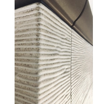 Nahaufnahme von Wandfliesen mit wellenförmiger Struktur