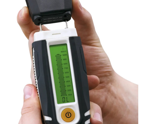 Hydromètre tenu dans les mains