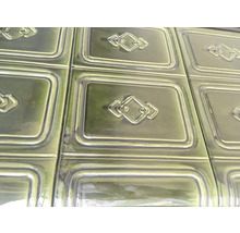 Grüne Keramikfliesen mit geprägtem Muster