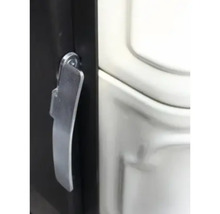 Detailaufnahme eines Metallhebels an einem Schubladenelement