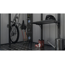Abri de jardin organisé avec vélo, outils, étagère et bottes en caoutchouc