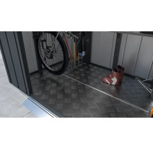 Vue intérieure d''un abri de jardin avec vélo, bottes en caoutchouc et outils de jardinage