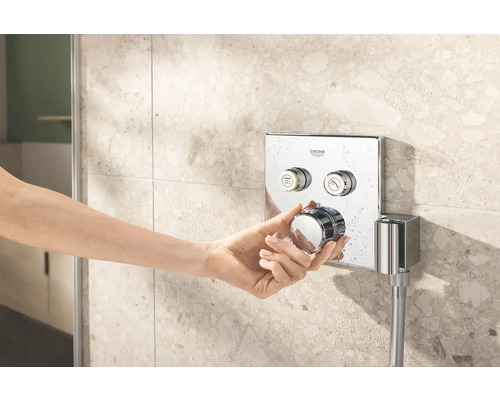 Hand bedient Grohe Duscharmatur an der Wand