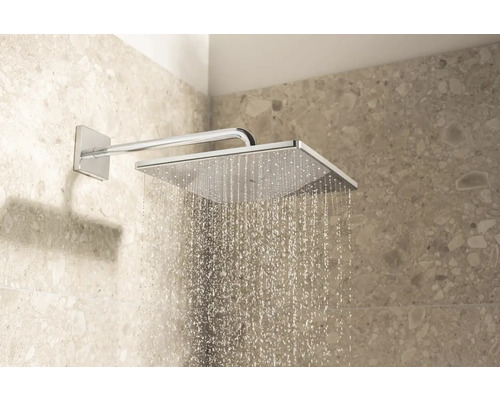 Quadratische Kopfbrause aus Metall mit Wasserstrahl im Badezimmer