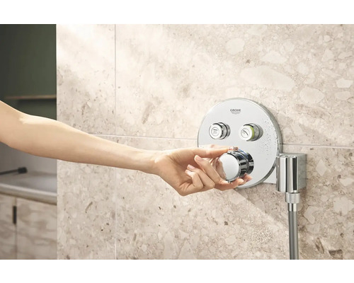 Hand bedient Grohe Duscharmatur im Badezimmer