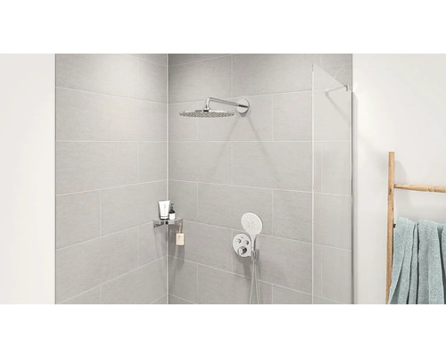 Modernes Duschbad mit Regendusche, Handbrause und Ablage für Badutensilien.