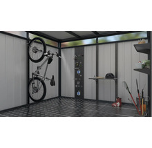 Intérieur d''un abri de jardin avec support pour vélos, panneau à outils et étagères.