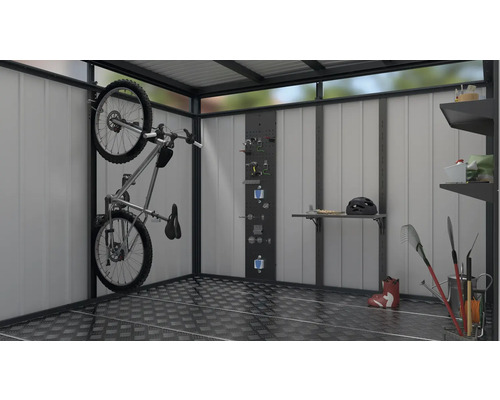Intérieur d''un abri de jardin avec support pour vélos, panneau à outils et étagères.