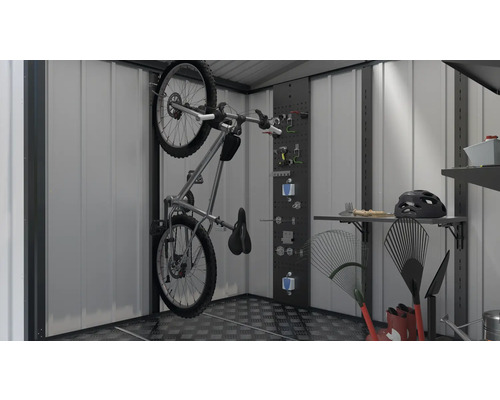 Fahrrad und Gartengeräte in einem Gerätehaus zur Aufbewahrung