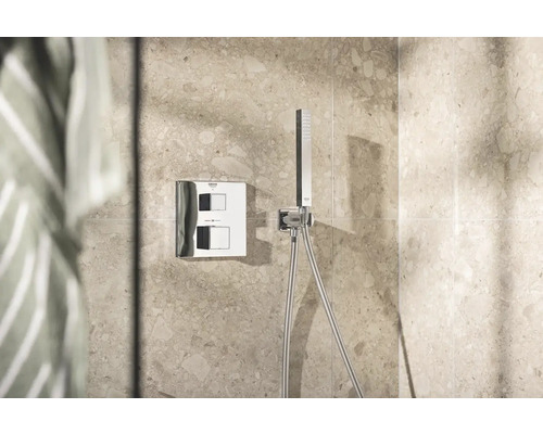 Robinet de douche avec pomme de douche sur un mur