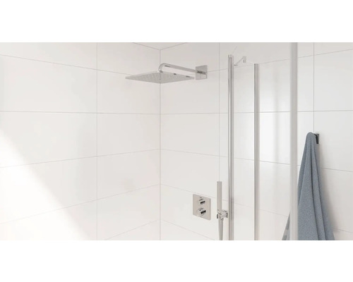 Salle de bains moderne avec douche de pluie carrée et paroi de douche