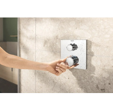 Hand betätigt Thermostatbatterie von Grohe im Duschbereich.