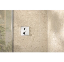 Grohe Logo Thermostatarmatur für Dusche an beiger Wand