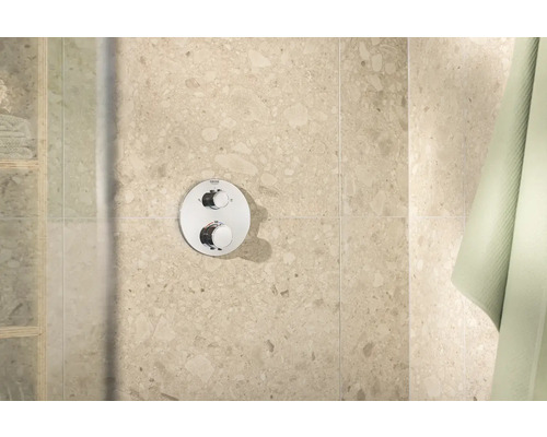 Logo Grohe. Robinet de douche apparent avec deux régulateurs muraux.